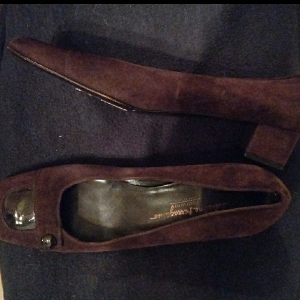 Salvatore Ferragamo Brown Suede Pumps. Made in Italy